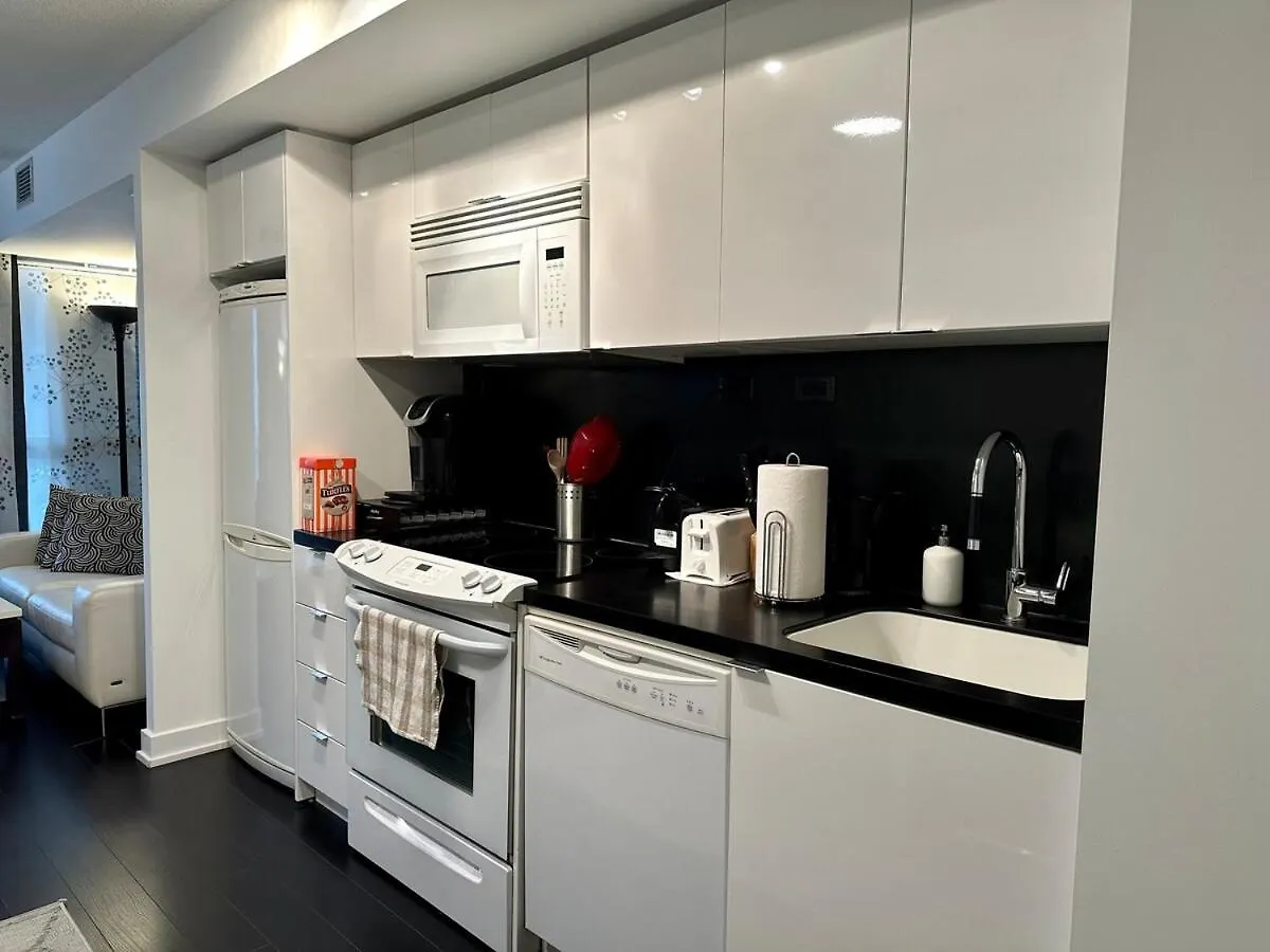 Spacious & Central 1 Bdrm 2 Real Beds Toronto 0*,  Canadá